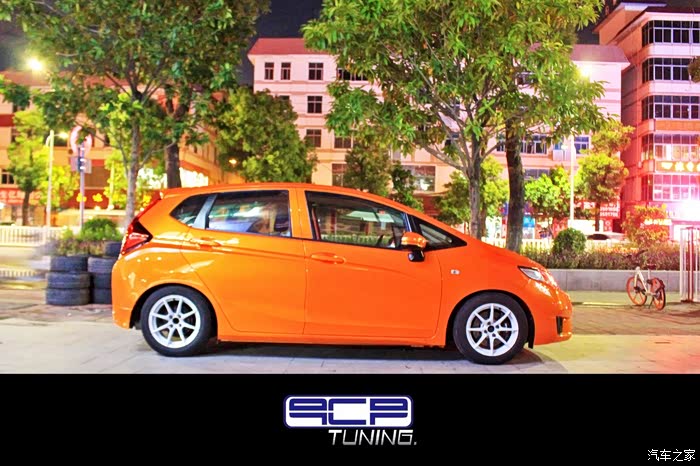 我朋友的橙色本田飞度gk5,自己喷的颜色,蓝色逆变橙色!