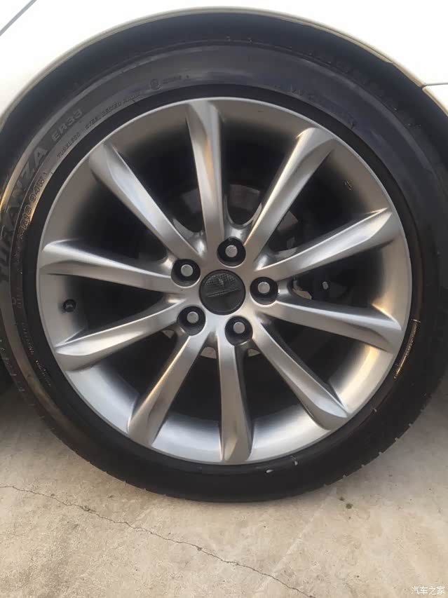 锐志原装18寸一套轮毂轮胎