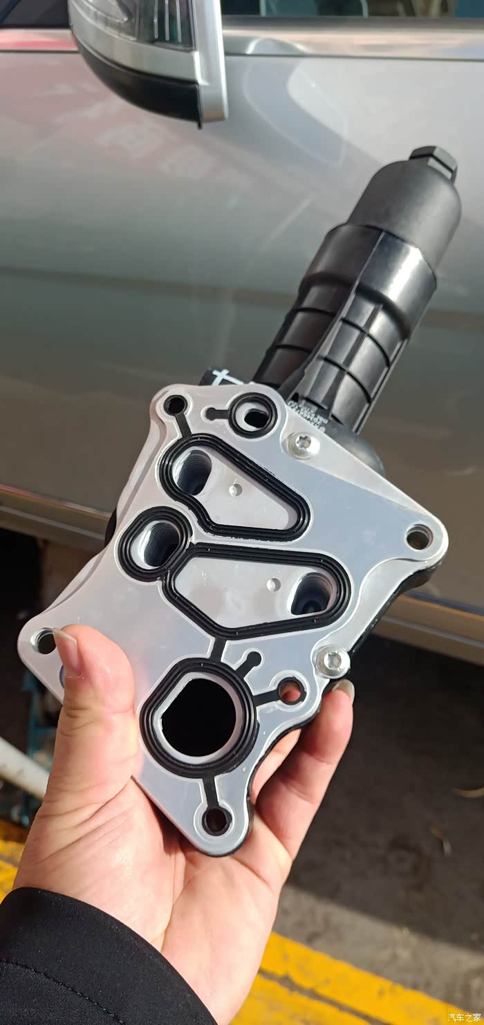 2013年奔驰c200更换机油格底座