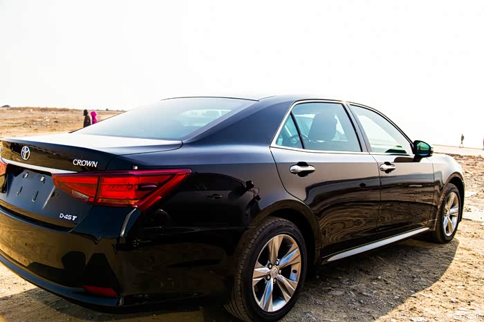 认证贴从花冠到皇冠不变的是丰田情怀