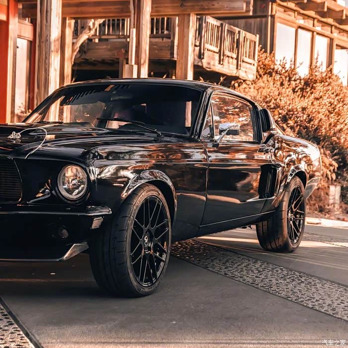 炭黑色的奔驰benzamg造型完美身段优雅魅力十足