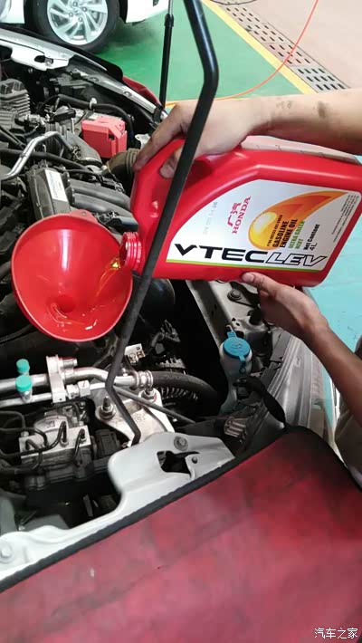 首保加的是蓝桶,二保转用红桶,一开始4儿子硬说本田机油没有红桶,最后