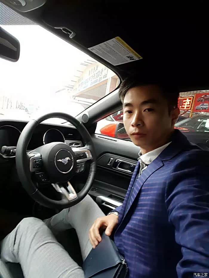 看你一本正经的胡说八道我也是服了.我自拍时怎么不是右座呢?