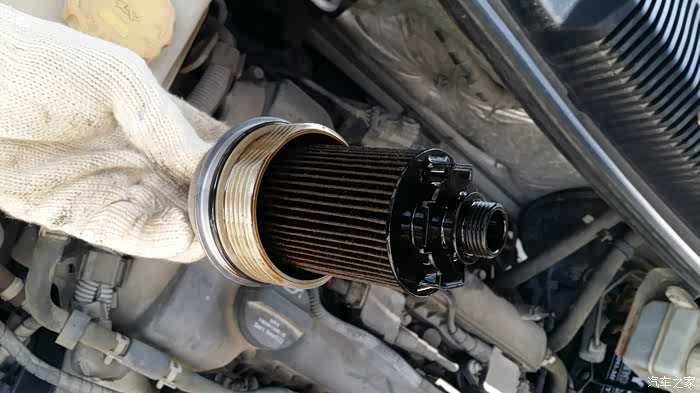 这里要注意不要把旧机滤上面的带弹簧那个起旁边阀