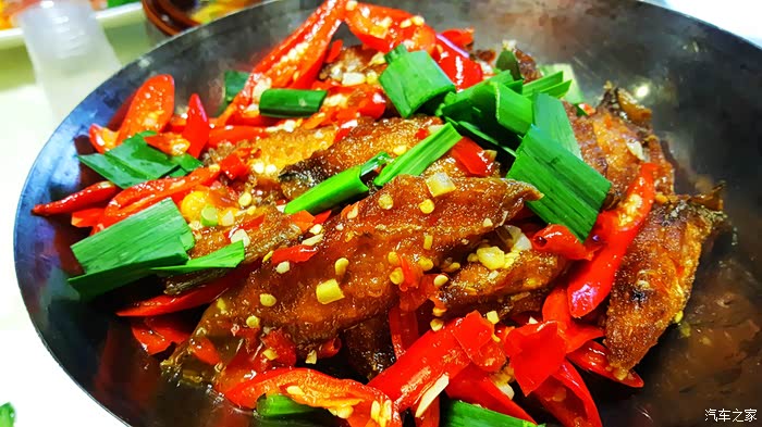 锅仔干锅带鱼带鱼炸有些过所以颜色有些亮而且带鱼品质般偏