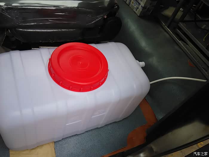 用饮水机用的3分管和3分变4分接头和水泵及水龙头连接.