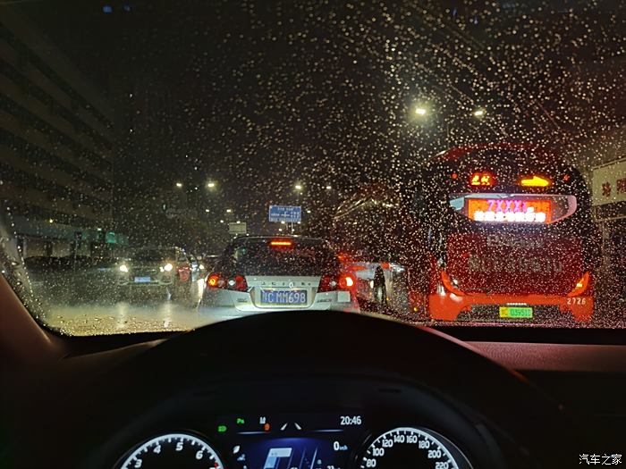 晚上下雨堵车图片