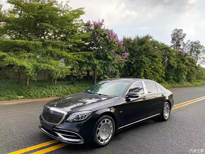 奔驰s500l 颜色靓丽,外观时尚,让整车看起来相当的帅气