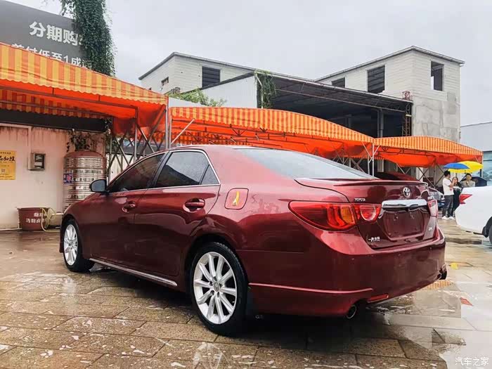 红色的丰田锐志非常骚气呀!