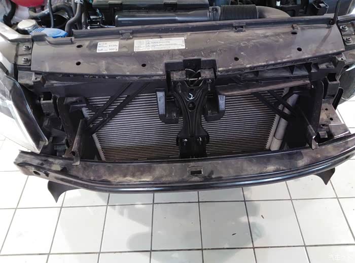 14t捷达安装后防撞梁作业