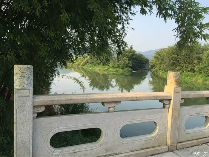 家乡外的小桥,以前是简单的水泥桥,如今早已开发得漂漂亮亮