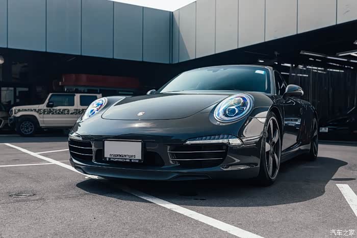 绿色的保时捷porsche 718 gt3rs ,优雅姿态