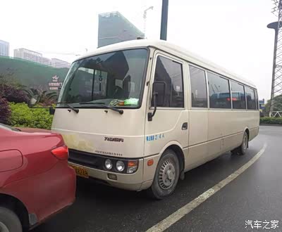 路边停放菱罗莎中巴34座懂这款原装进口还湛江星组装版本没开门去拍