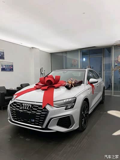 喜提新车奥迪a4l,白色的车身,颜值还不错.