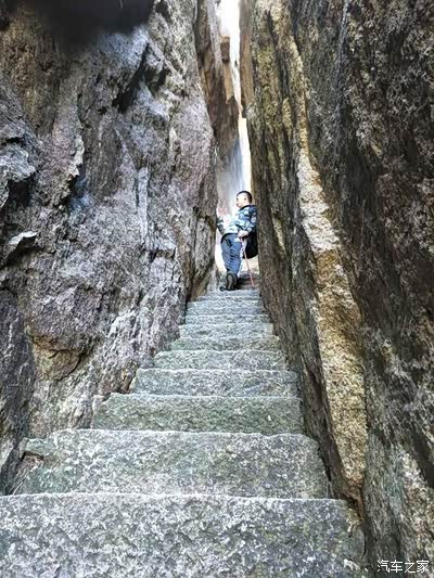 看完日出吃过早饭攀登天都峰这天都峰后面爬去其实这面跟前面比爬爬到