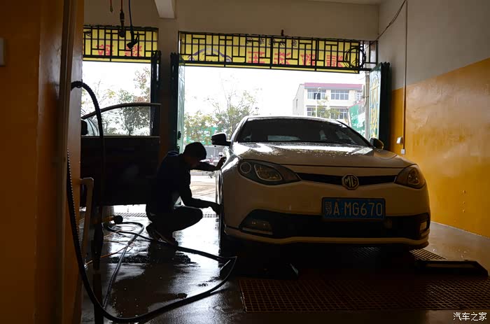 上速之前,找了家洗车店给脏兮兮的肥六洗了个澡.