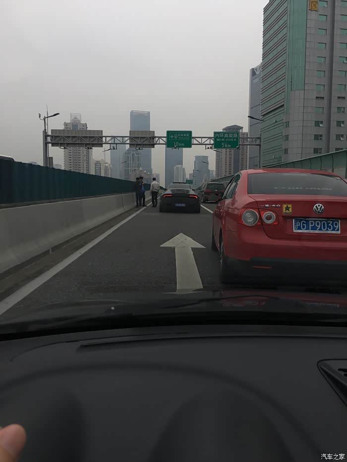 一大早发生的严重交通事故导致延安高架堵车