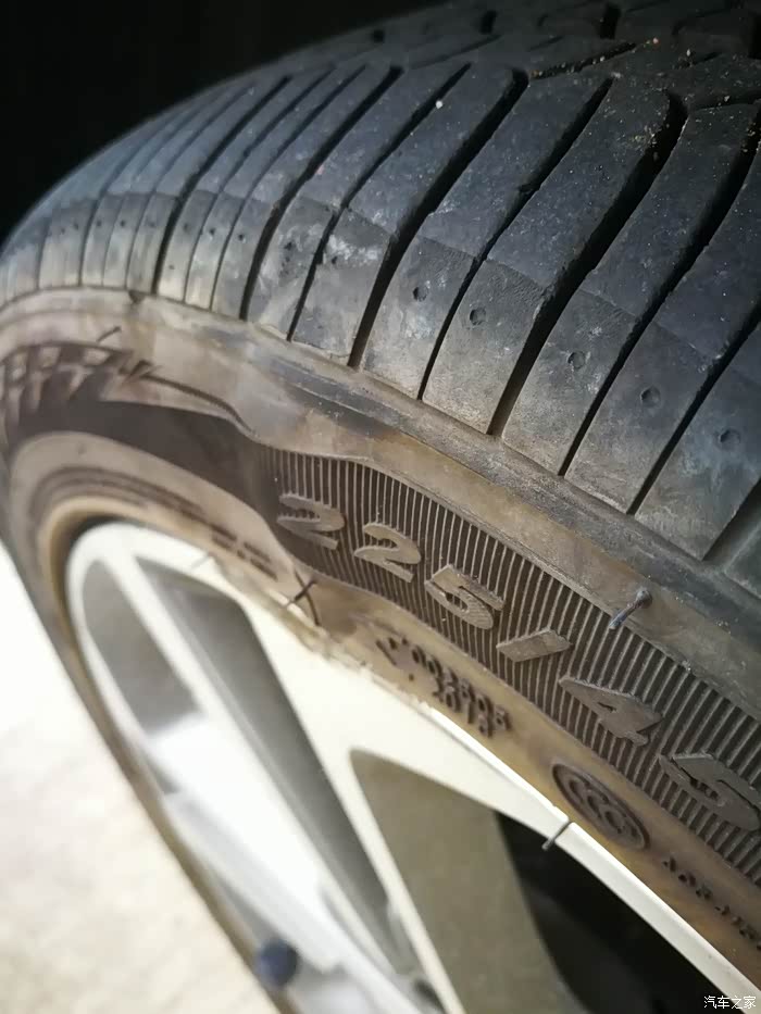 轮胎鼓包