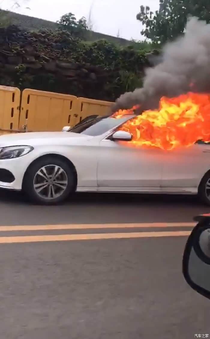 奔驰c200冷车深夜自燃,惊悚慎入!
