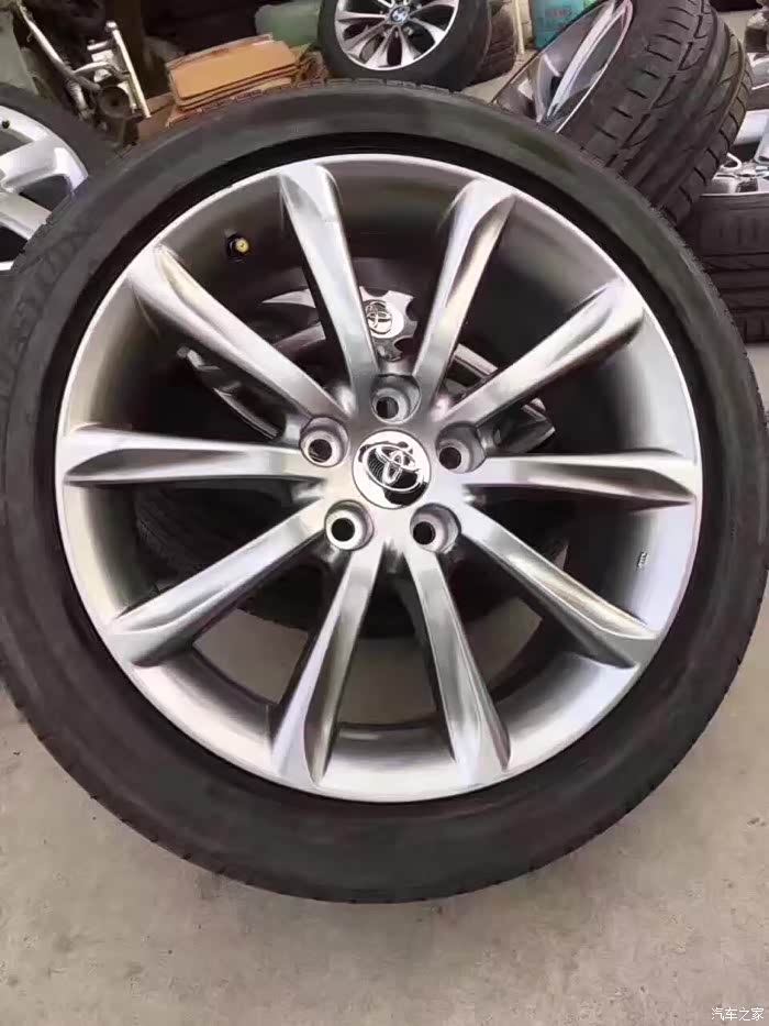 新拆车锐志原装18寸尚锐版熏黑轮毂轮胎成色好