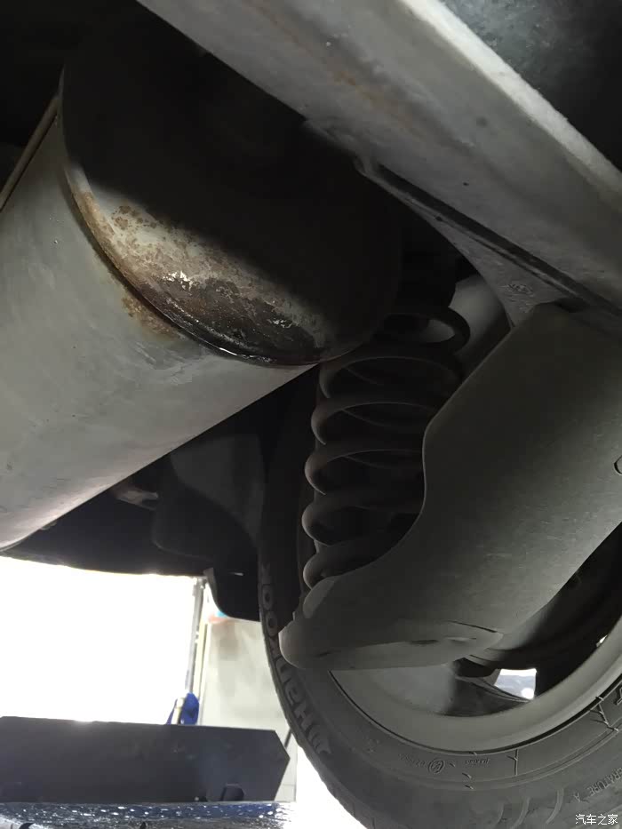 2013款捷达排气管底部有个圆孔,出水.