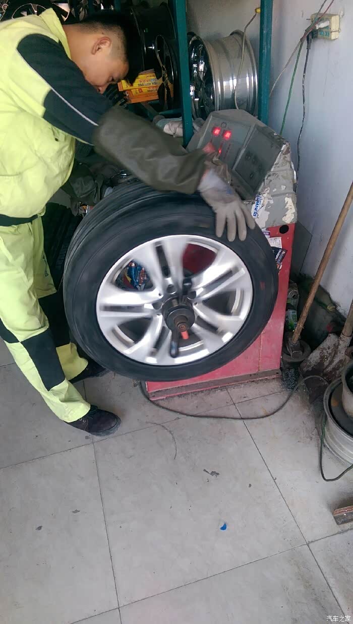 奔驰e300l更换朝阳轮胎作业.