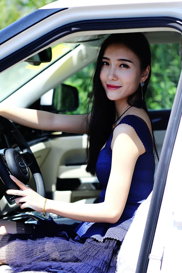 兄弟媳妇儿当车模之绽放在夏日的神采飞扬