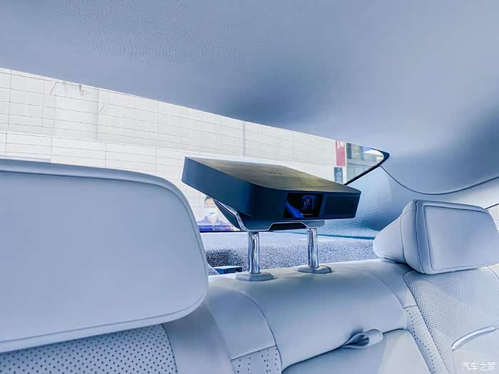 小鹏p5的影院模式可以选配投影仪安装在后排中间头枕的位只