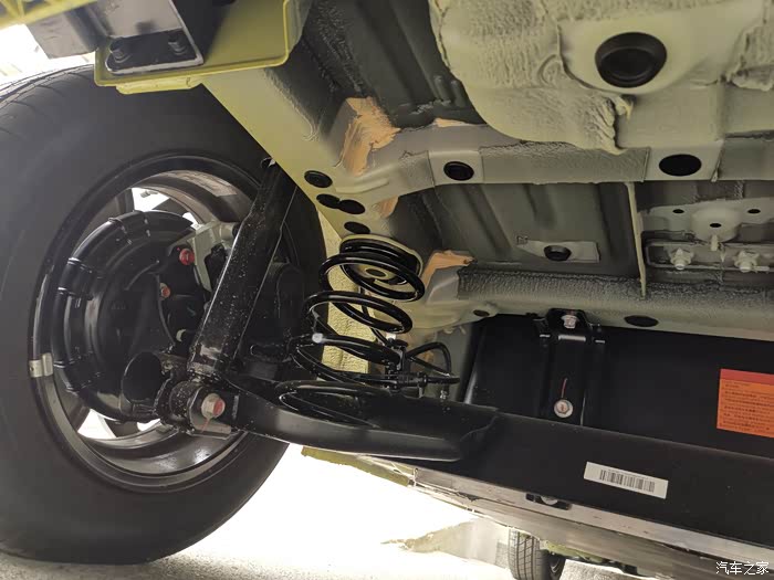 追赶潮流的选择,买个新能源汽车大众纯电动潮车 思皓e10x底盘悬挂粗壮