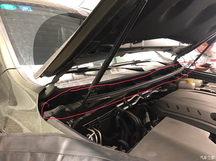 图中红圈内用来导流雨水的槽.