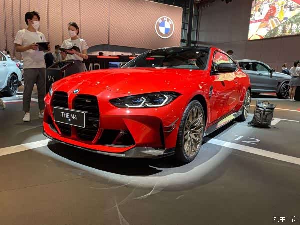 宝马m4雷霆版实拍外观采用了烈焰的红色涂装时尚感很强