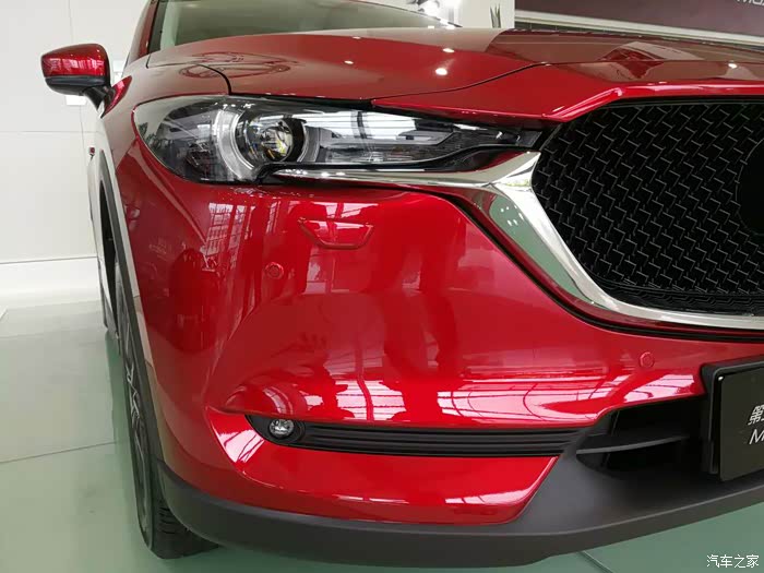 前大灯细节描写,据说led斯坦雷品牌,粗看眯缝眼,细看内藏锦绣,前面