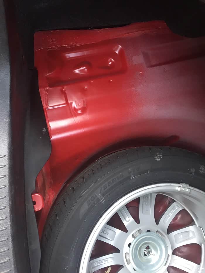 大家帮我看下后备箱是切割过还是就这样的