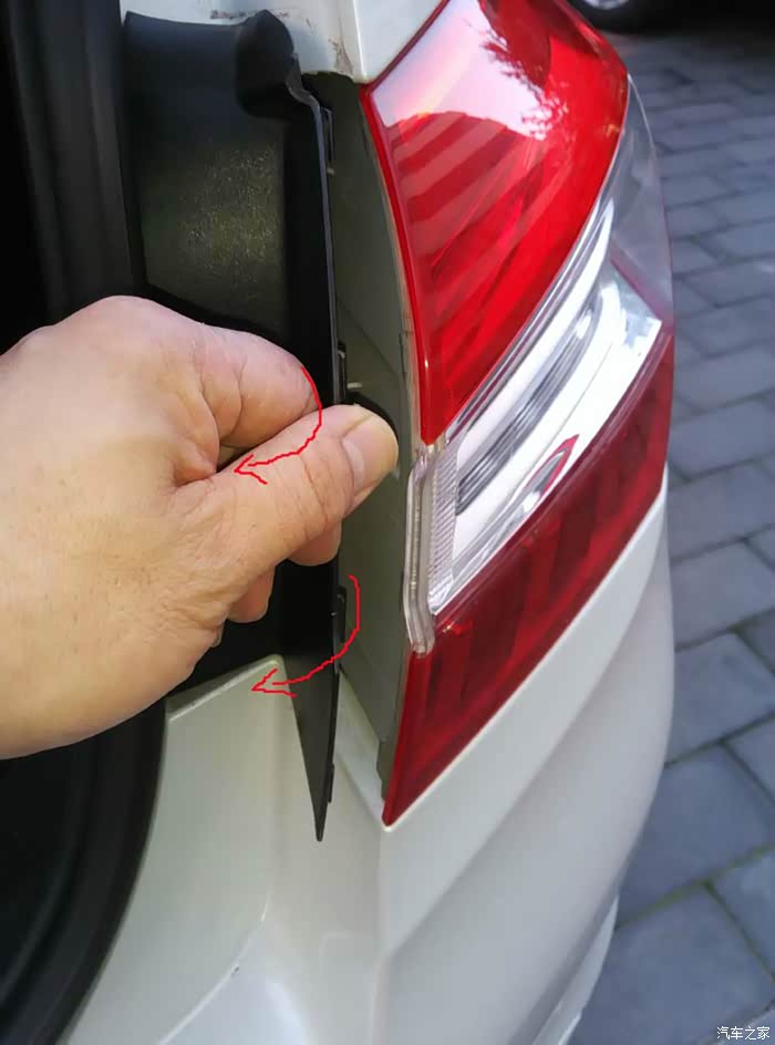 更换16t2014款标致408刹车灯攻略图文