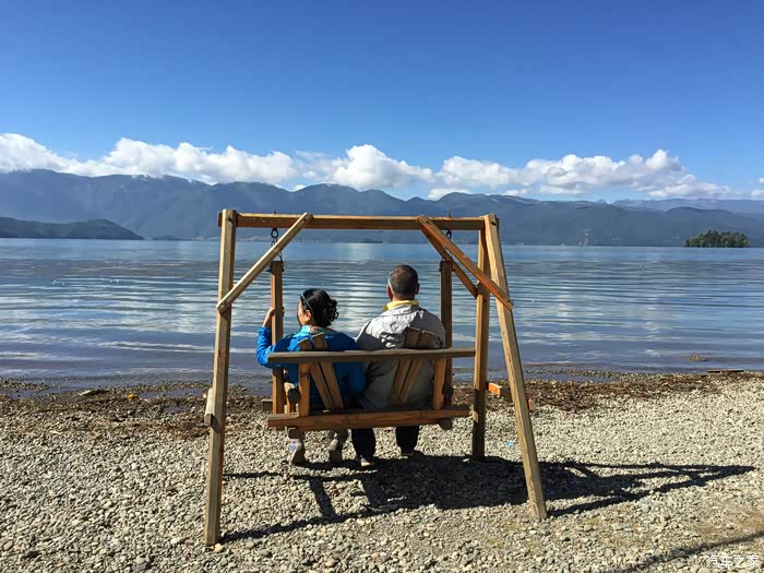 坐着摇椅 慢慢聊 我能想到最浪漫的事 就是和你一起慢慢变老 直到