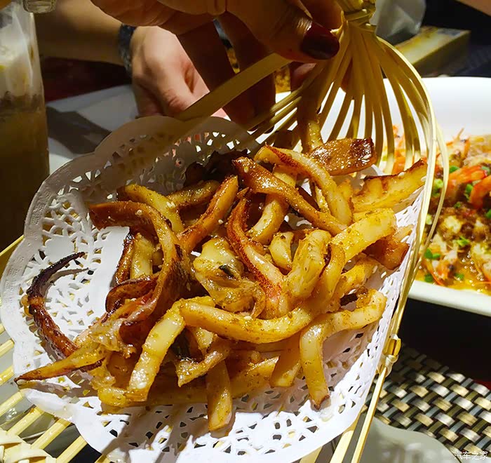 炸鱿鱼条,我的心头爱,鱿鱼带着煎炸的那种香味,留在唇齿间