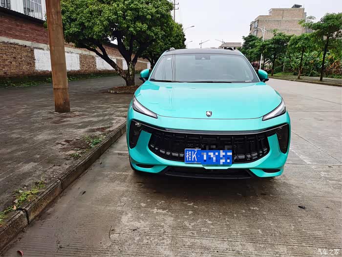 放在路边,极光绿的风行t5 evo颜色也是让人眼前一亮