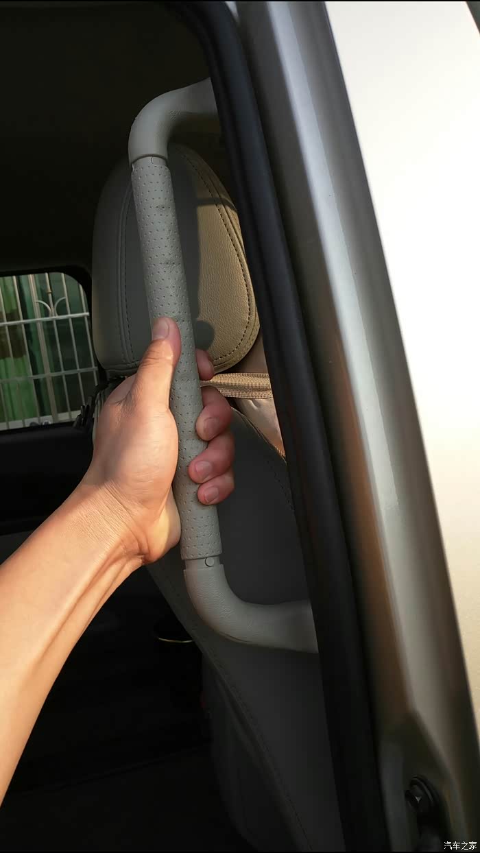 中门安装上车扶手