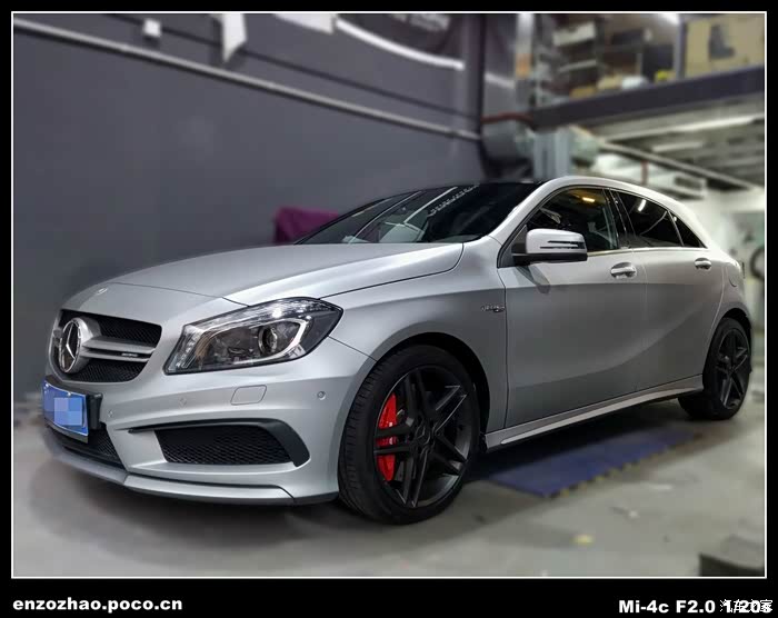 车身极地银色,轮毂钛灰,都是可以撕掉的那种喷膜,卡钳是红色高温漆喷