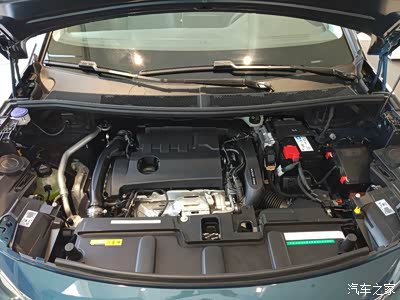发动机舱特写标致发动机舱布局蛮工整紧凑空间利用到位