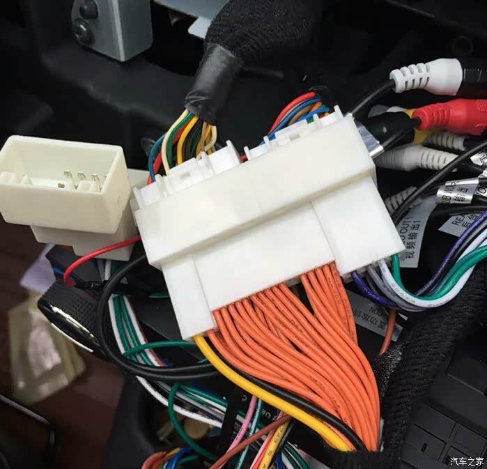 把线束往外拉出来,讲无损线束和原车线束对接.公对公母对母就行了.