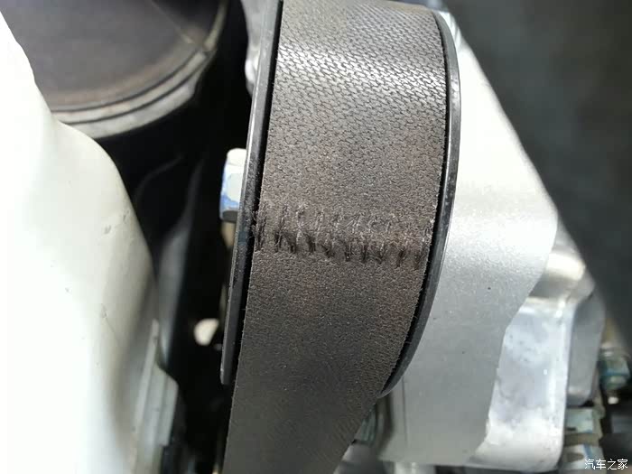 请教crv发动机皮带是不是坏了!