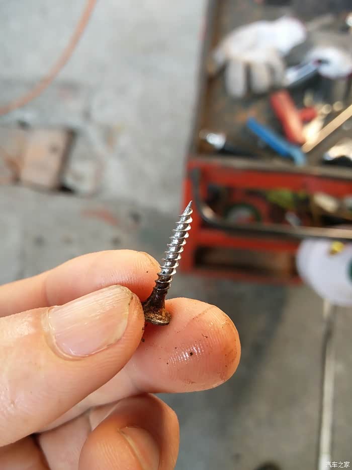 轮胎被螺丝钉扎了才800公里