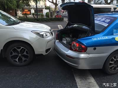 本命年追尾出租车