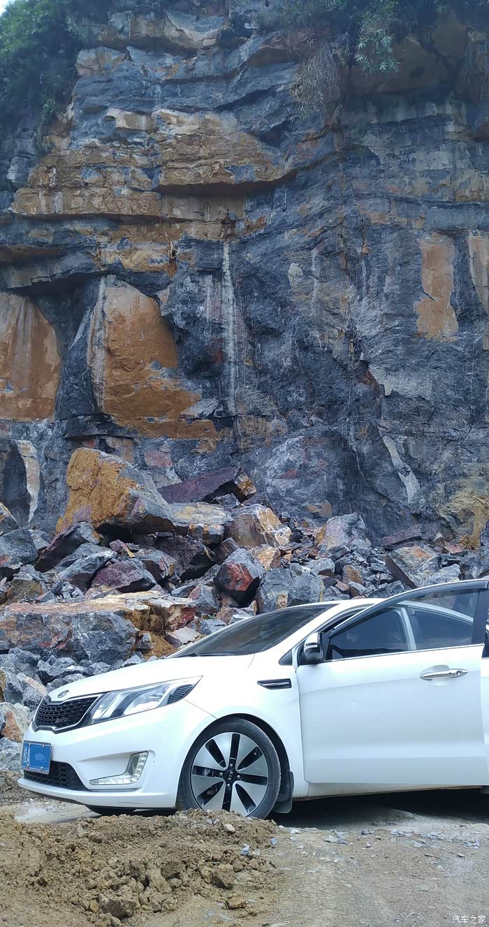 山体滑坡下的k2!幸好还能通过