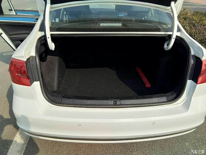 宝来的后备箱空间还挺大,应该能放很多东西叭