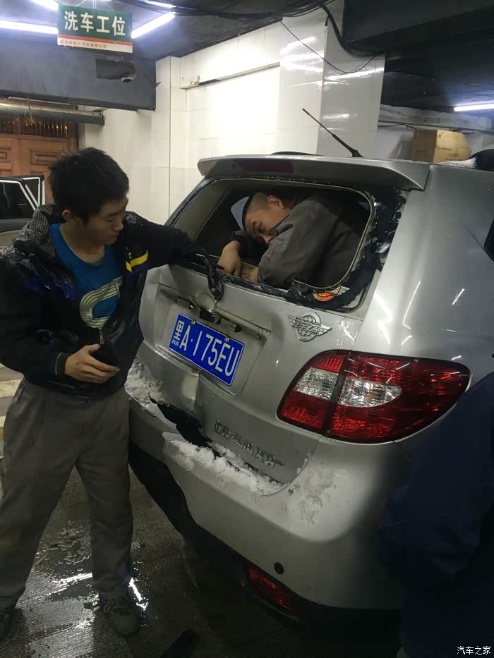 小五惨遭怀孕女司机猛轰油门追尾