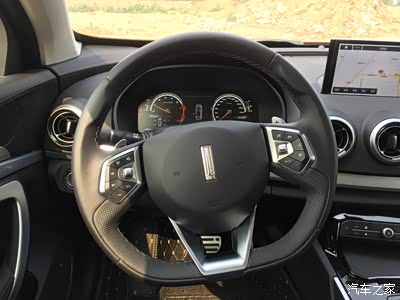 了led大灯,灯组内部的日行灯造型也采用了与车标相同的纵向矩形元素