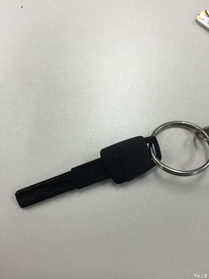 汽车随带塑料小钥匙有芯片么 可以发动汽车吗