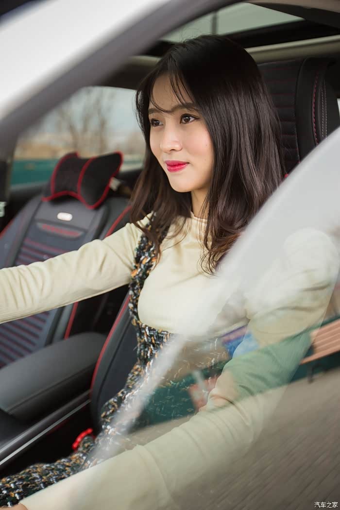 性感媳妇助阵,携手新科雷傲冬日写真